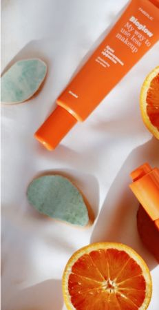 Produits de beaut&eacute; avec agrumes et accessoires de soin. - Agence web Prism'