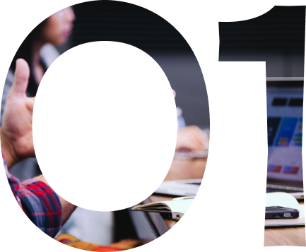 Discussion collaborative autour d'un ordinateur dans un environnement de travail. - Agence web Prism