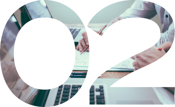 Réunion de travail avec ordinateur et documents sur table. - Agence web Prism