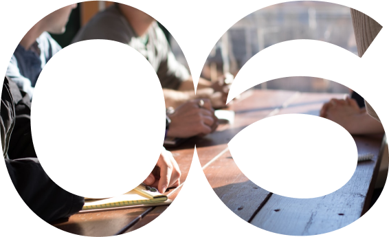 Réunion autour d'une table avec des idées en discussion. - Agence web Prism