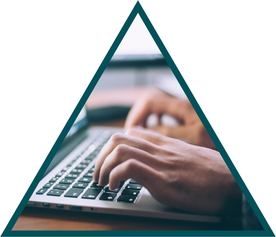 Une personne tape sur un clavier d'ordinateur portable. - Agence web Prism'