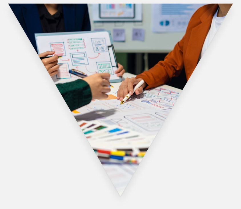 Collaboration créative autour de maquettes et d'idées de design. - Agence web Prism'