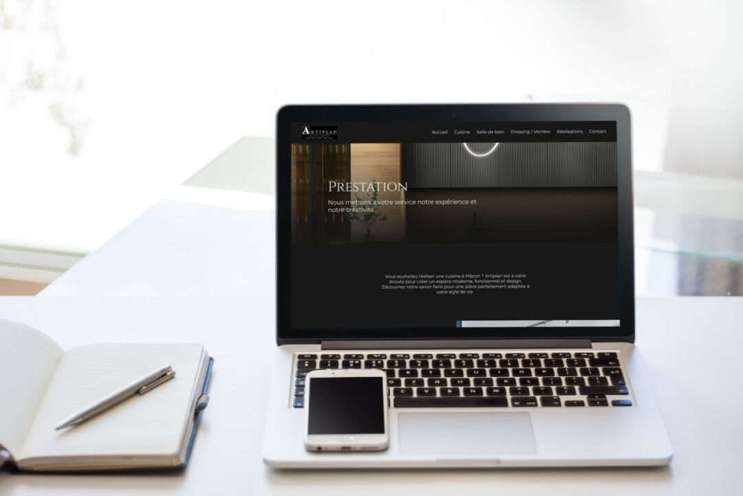 Ordinateur portable affichant des services de design d'intérieur. - Agence web Prism