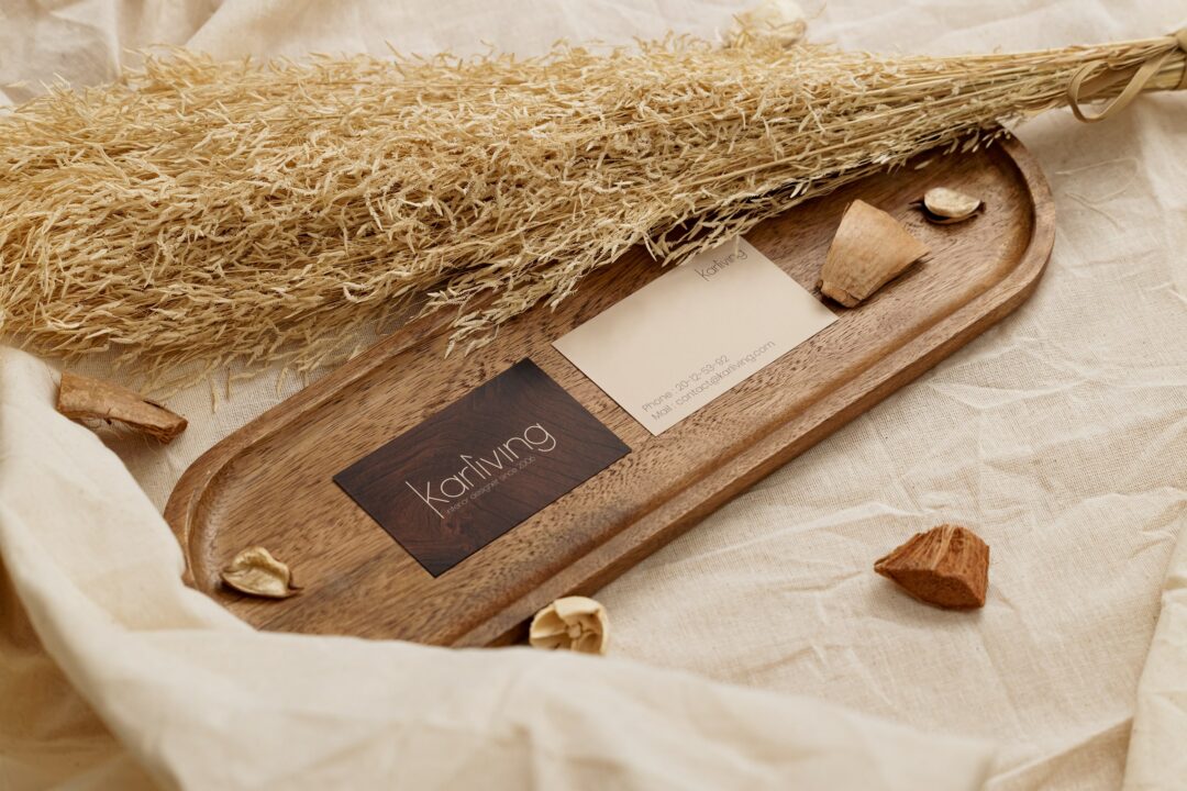 Plateau en bois avec carte de visite et décorations naturelles. - Agence web Prism