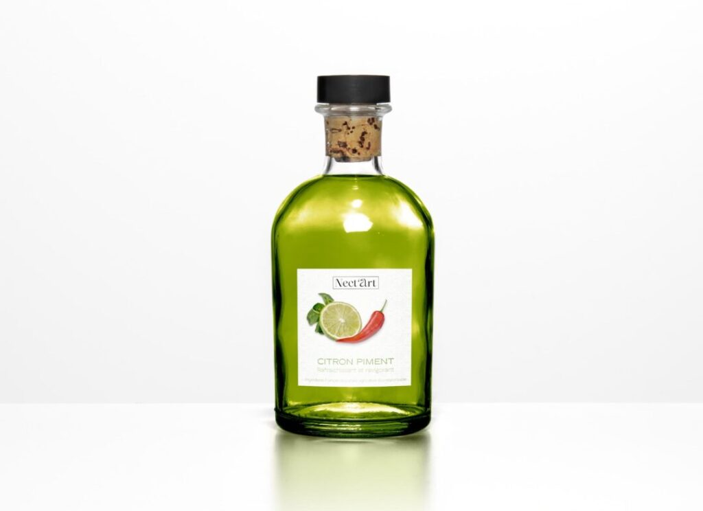 Bouteille de sirop citron piment, rafraîchissant et relevé. - Agence web Prism