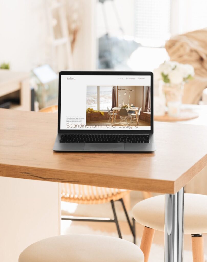 Un ordinateur portable montre un site de design intérieur scandinave. - Agence web Prism