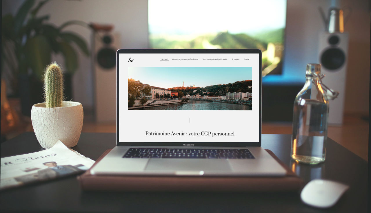 Un ordinateur affichant un site de gestion de patrimoine personnel.